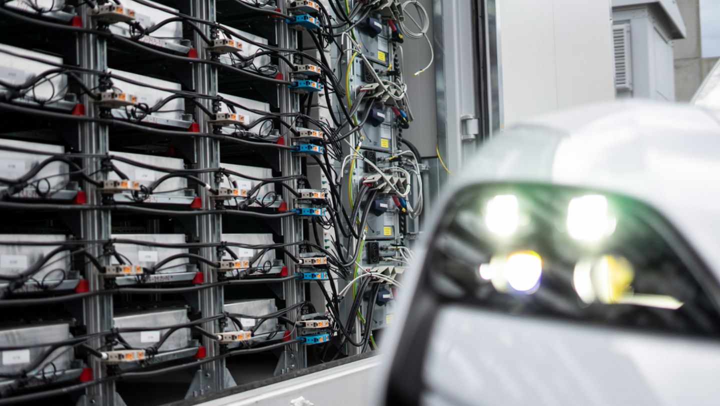 Sistema de almacenamiento con baterías equipado con módulos de los Taycan utilizados por I+D, Porsche Leipzig, 2024, Porsche AG
