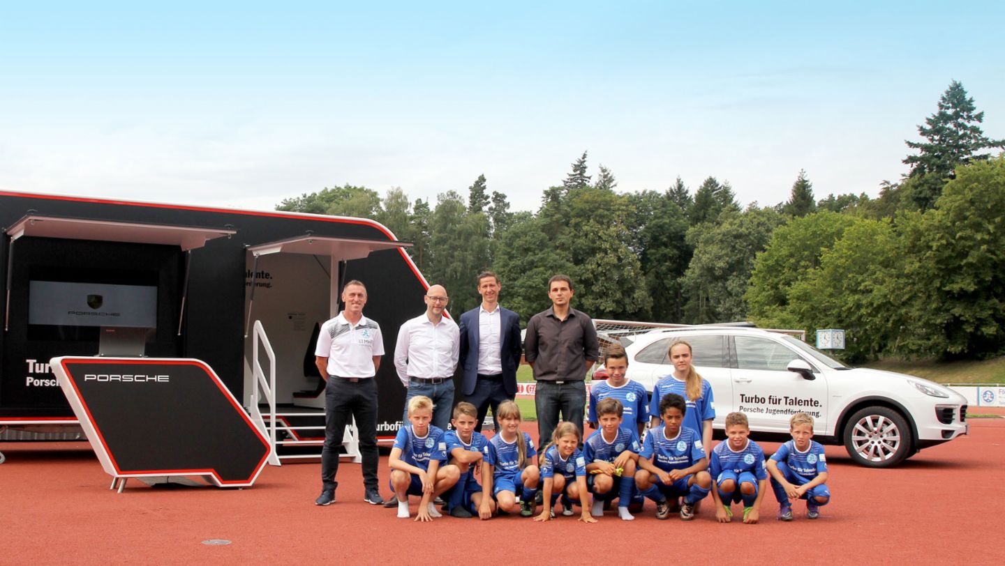 Dieter Märkle, Leiter Nachwuchsleistungszentrum Stuttgarter Kickers, Oliver Eidam, Leiter Markenpartnerschaften & Sponsoring Porsche AG, Marc-Nicolai Pfeifer, Kaufmännischer Leiter Stuttgarter Kickers, Simeon Geronikolakis, Sportmediziner, Fussball-Feriencamp, Stuttgarter Kickers, Stuttgart, 2016, Porsche AG